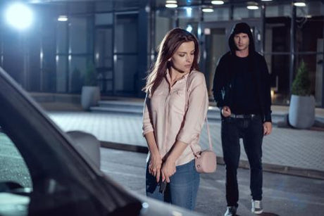 woman gun near thief